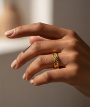 Lade das Bild in den Galerie-Viewer, "Folia Aurea" – 14K Gold Ring im 22K Farbton (Blatt-Design)