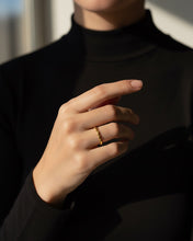Lade das Bild in den Galerie-Viewer, &quot;Aura Solis&quot; – 14K Gold Ring im 22K Farbton
