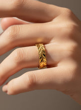 Lade das Bild in den Galerie-Viewer, &quot;Folia Aurea&quot; – 14K Gold Ring im 22K Farbton (Blatt-Design)
