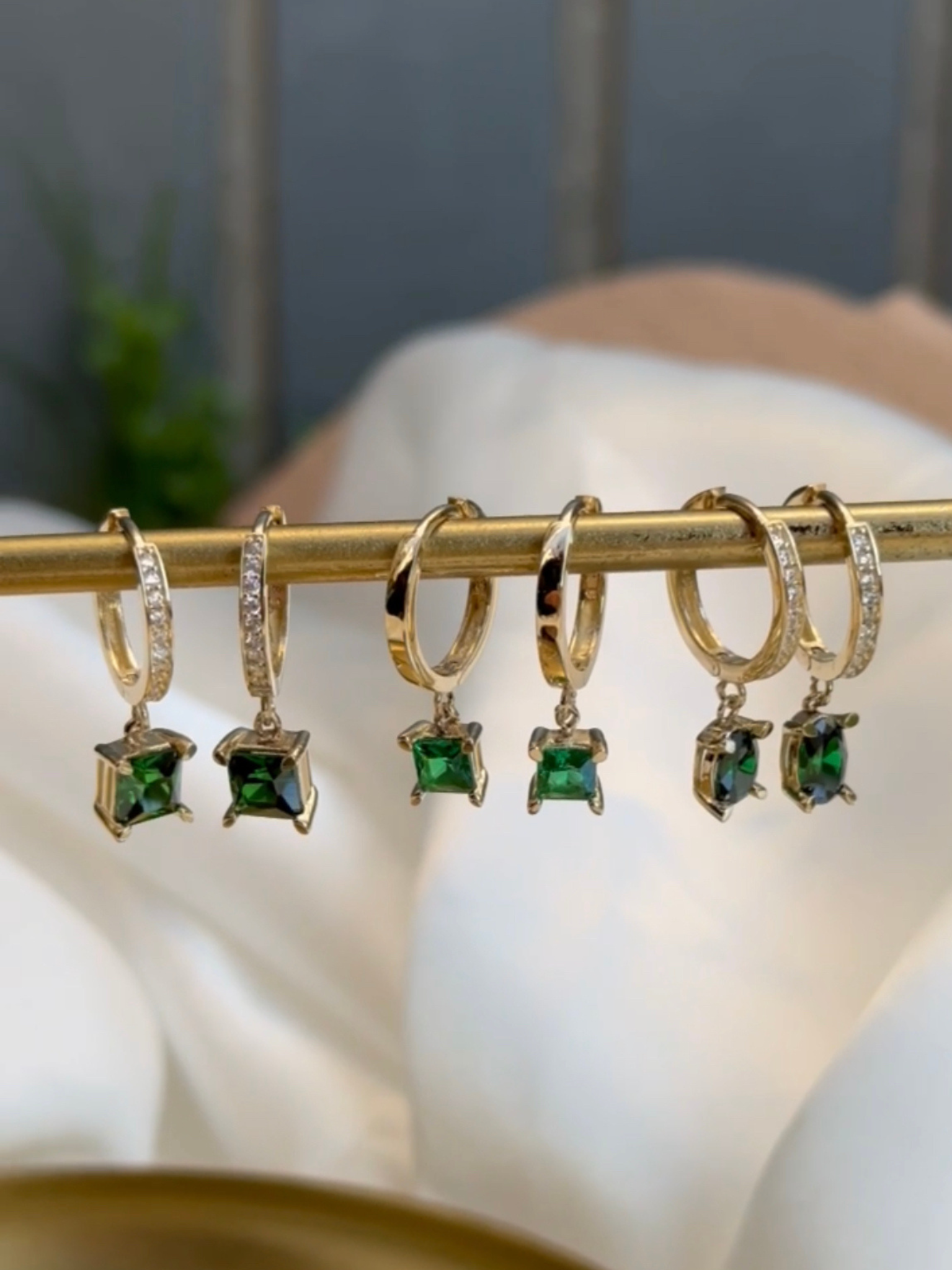 Creolen-Ohrringe mit grünem Stein