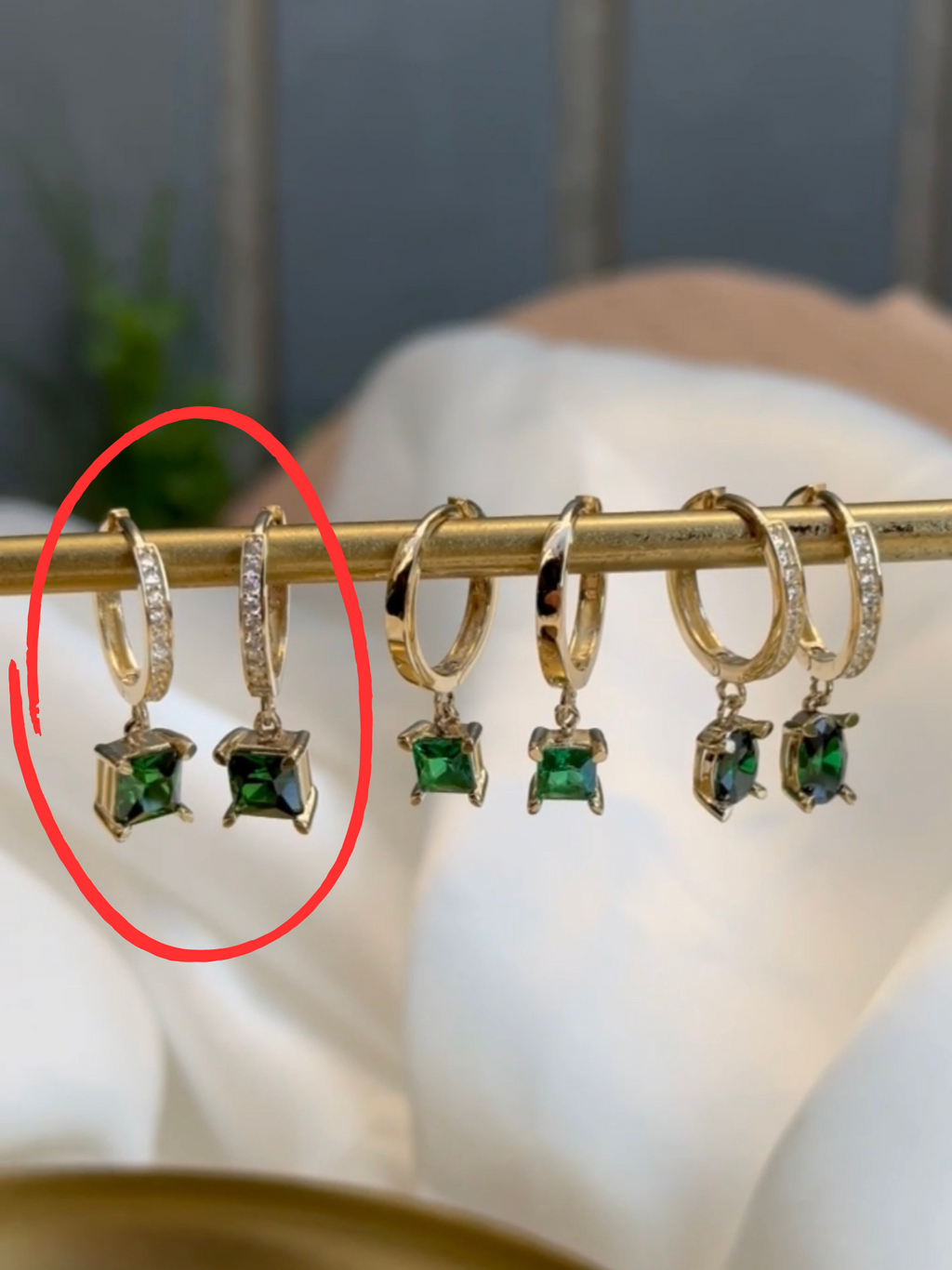 Creolen-Ohrringe mit grünem Stein