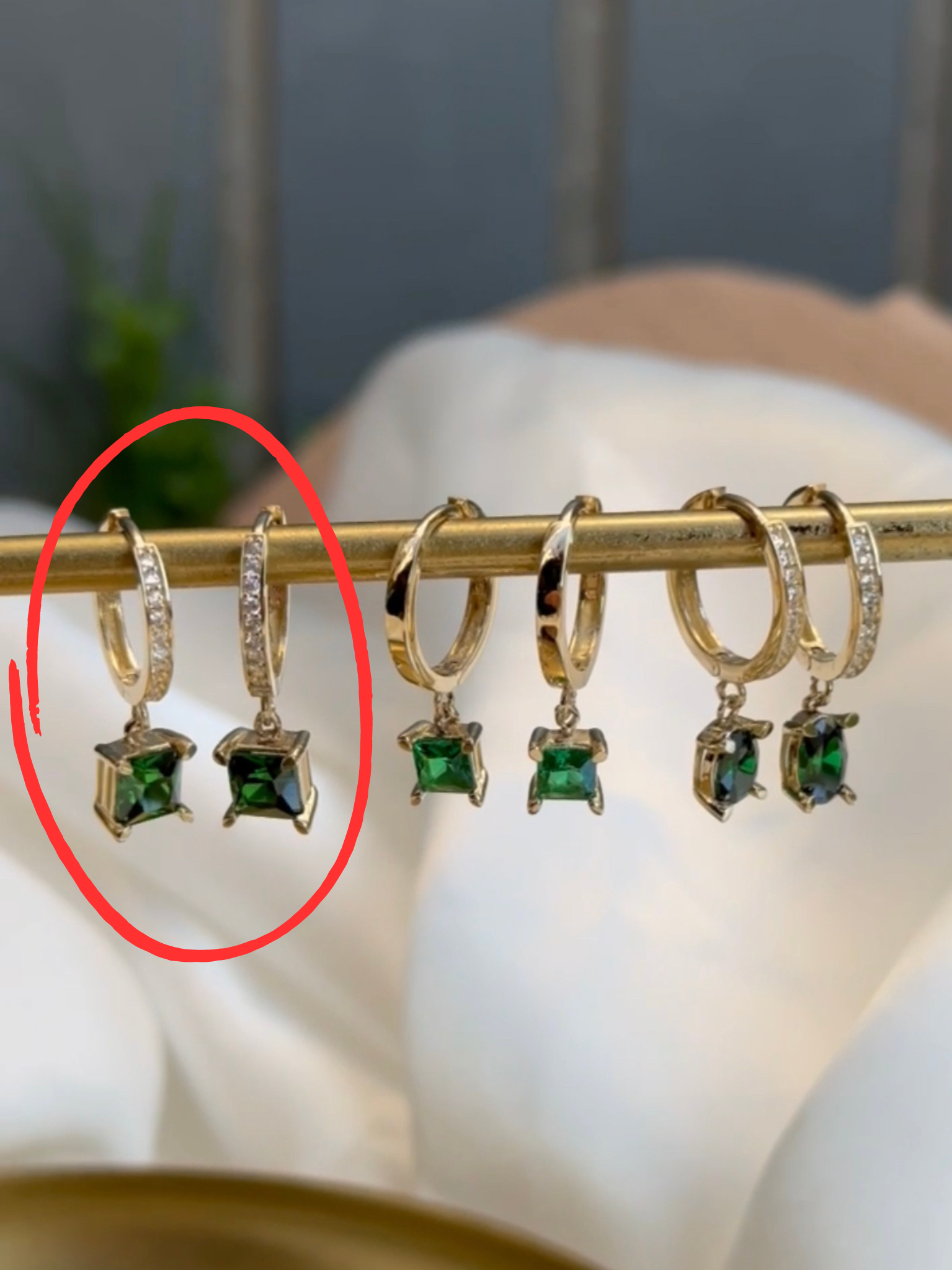 Creolen-Ohrringe mit grünem Stein