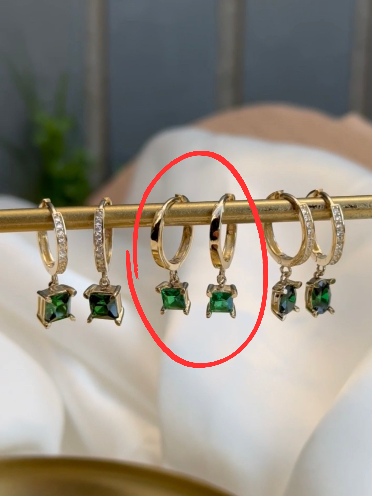 Creolen-Ohrringe mit grünem Stein