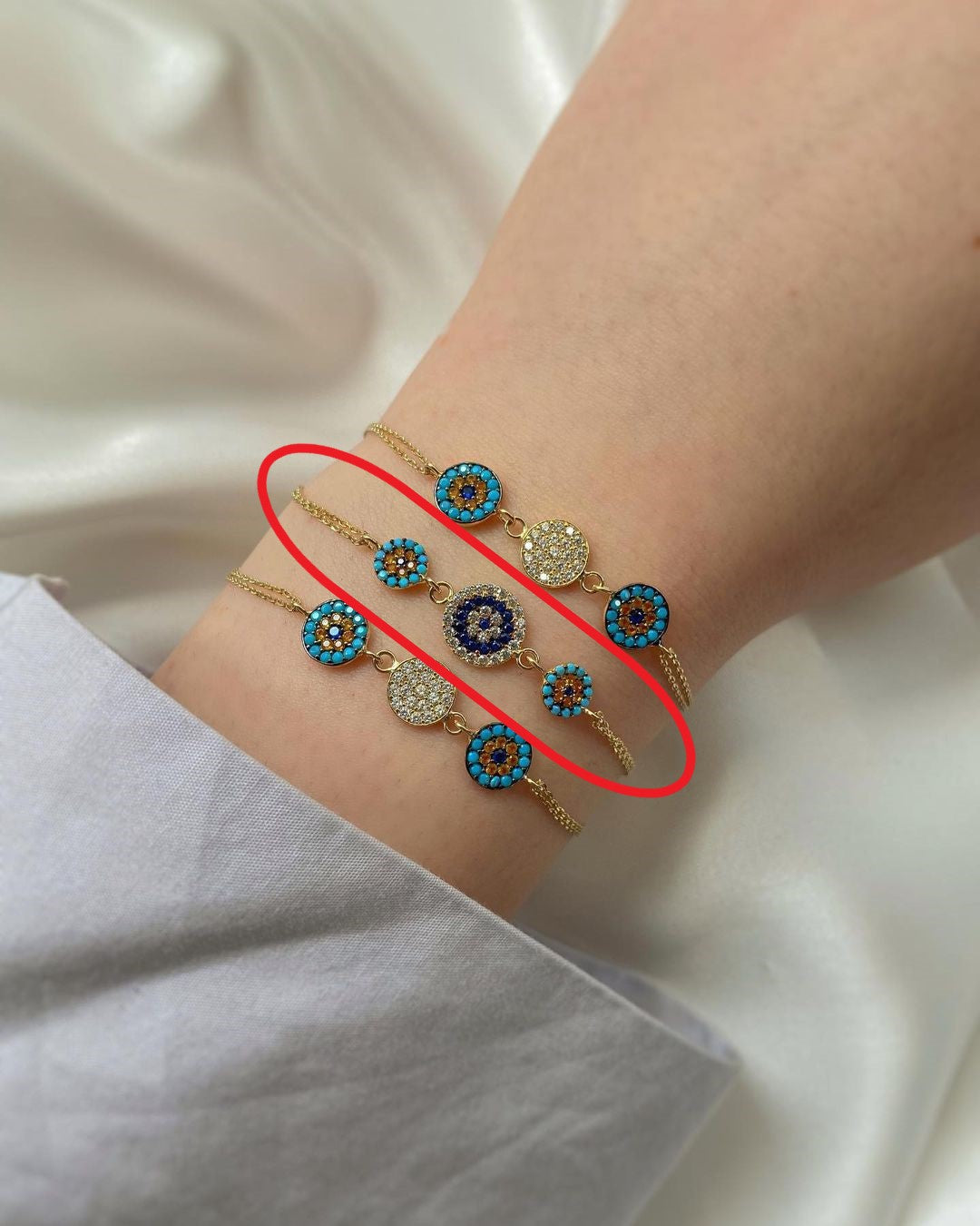 Goldarmschmuck mit drei Anhängern in blau