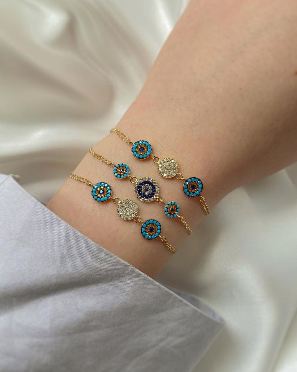 Goldarmschmuck mit drei Anhängern in blau