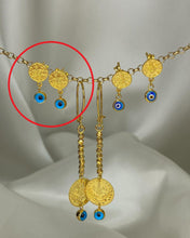Lade das Bild in den Galerie-Viewer, Gold-Münzohrringe mit Nazar-Symbol in ver. Varianten

