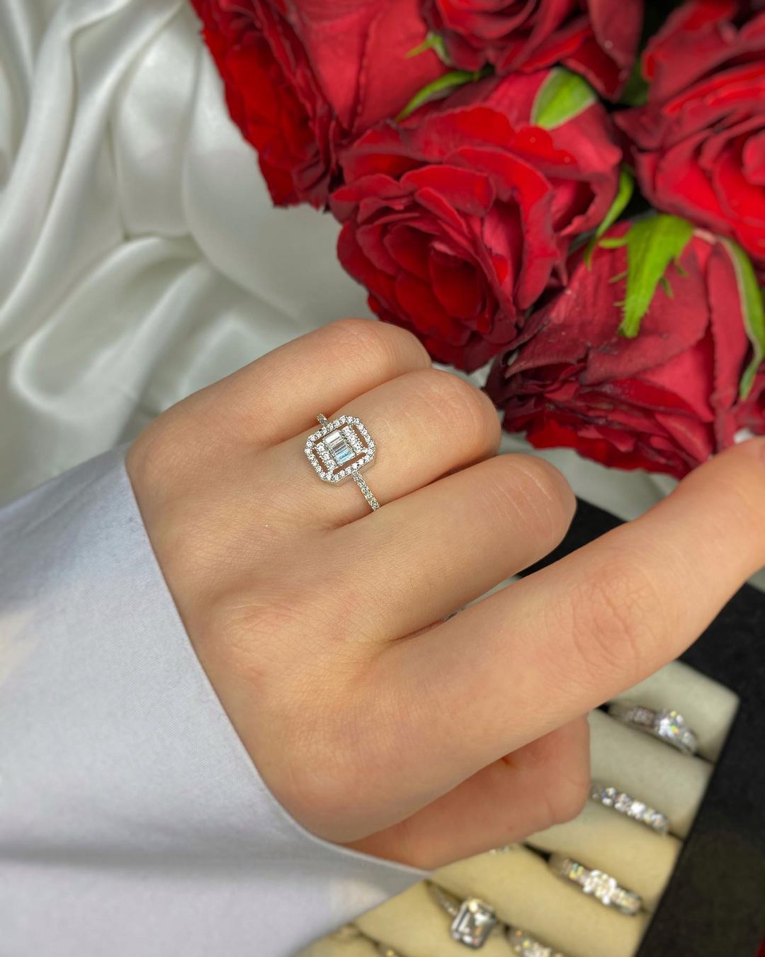 Weißgold-Ring mit Baguette-Stein