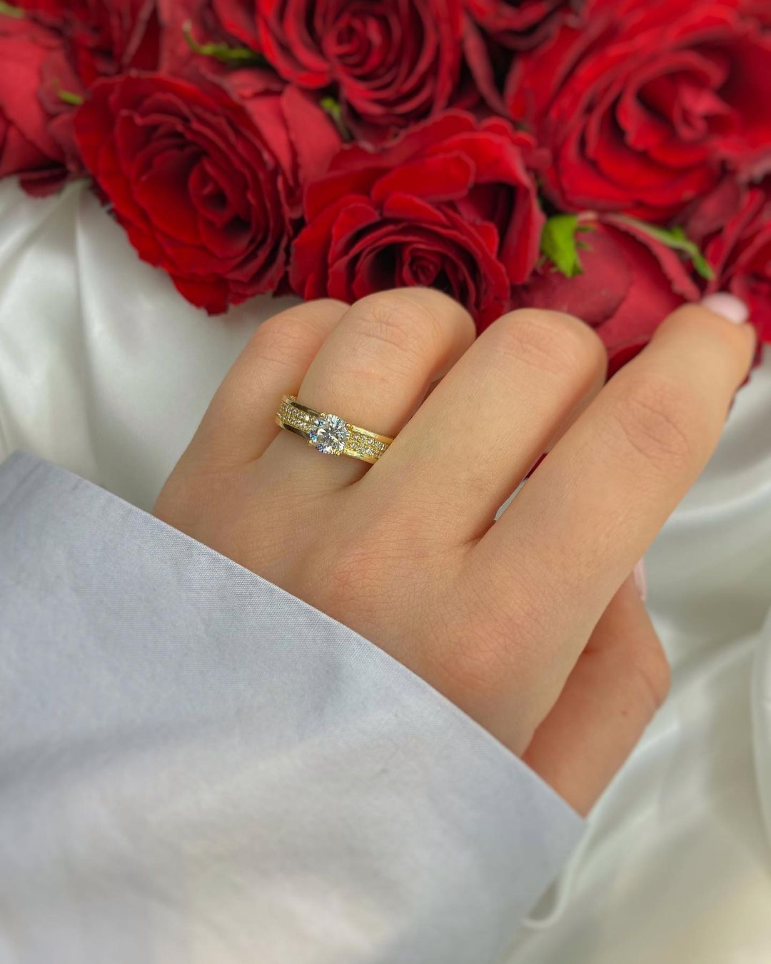 Breiter Goldring mit Zirkon