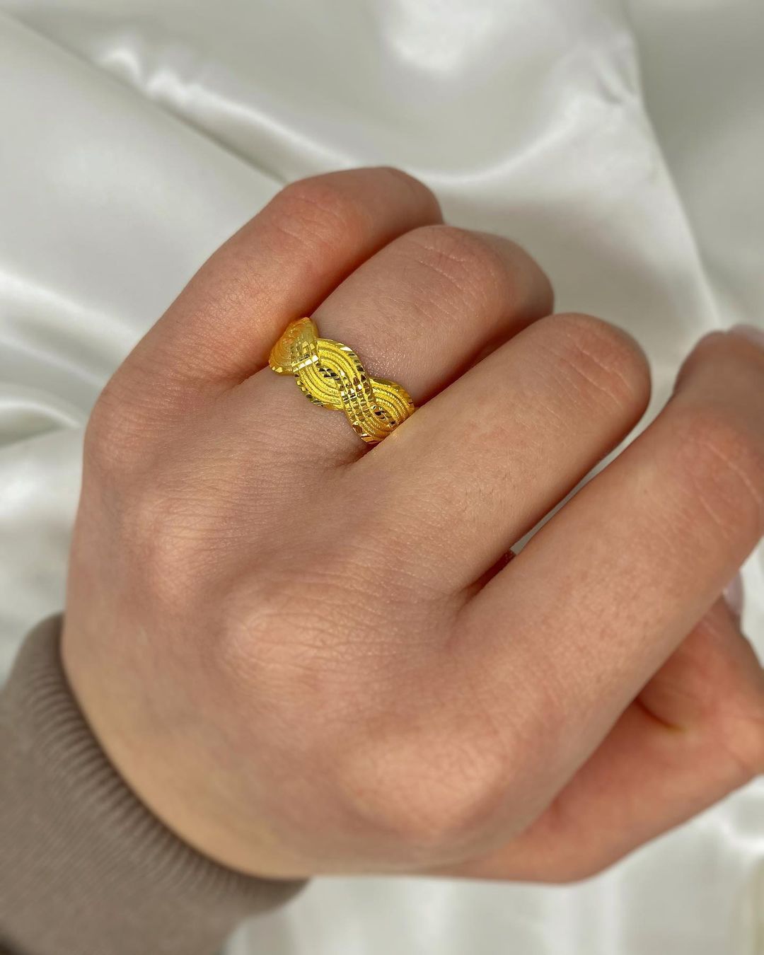 Goldring im Swing-Design