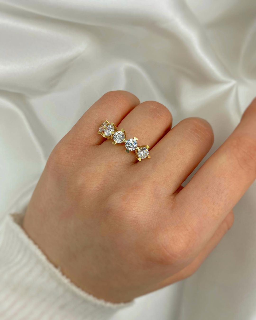 Gold-Ring mit vier Zirkonien